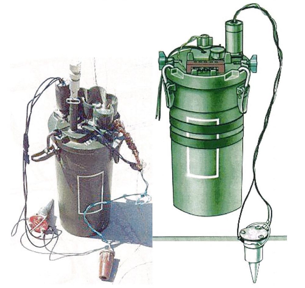 Підриваючий пристрій НВУ-П, загальний вигляд - зліва, та підготовлений для перевірки працездатності з сейсмодатчиком