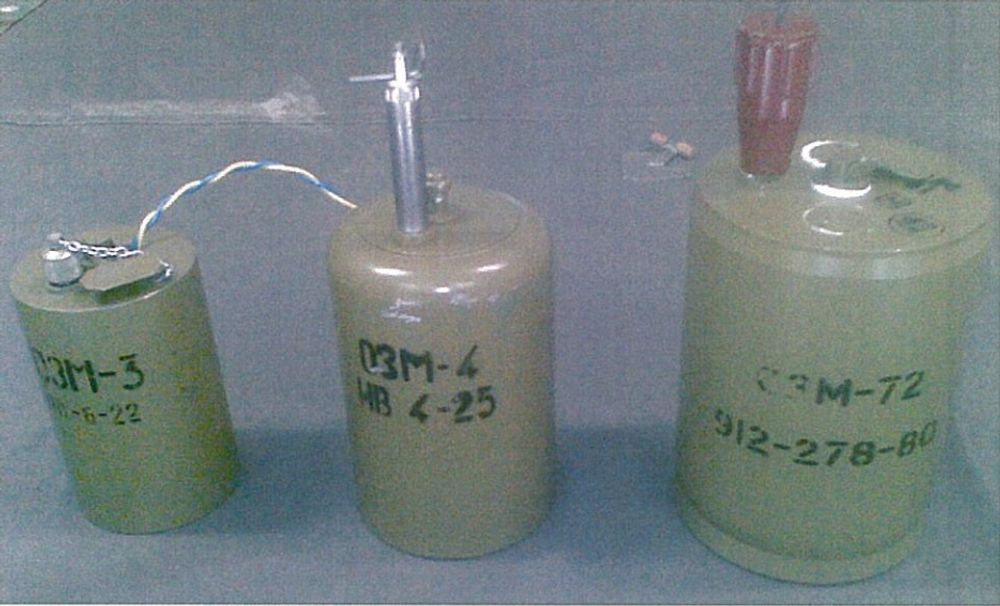 Міна ОЗМ-72 - справа, з детонатором МВЗ-72, в порівнянні з