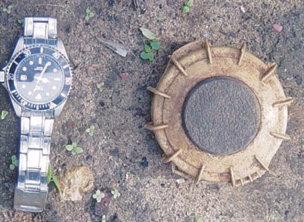 Міна YM-1B, розмір відносно годинника