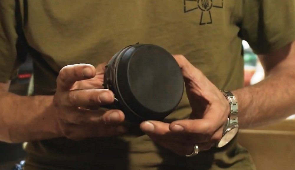 Міна ПМН-4, захоплена українськими військовими. Кадр з відео Президентської бригади.