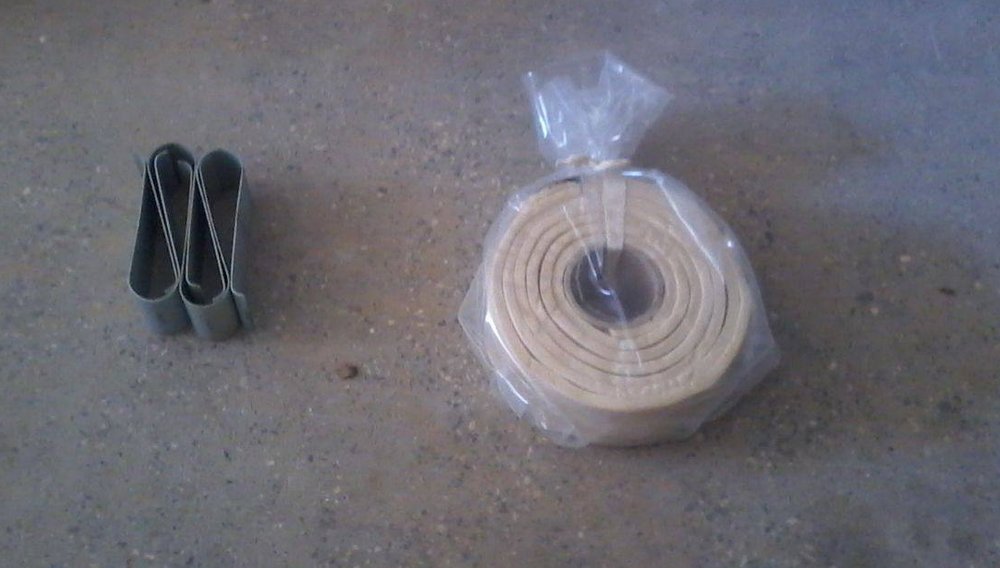 Зліва сталевий затискач, справа заряд СЗ-1Э