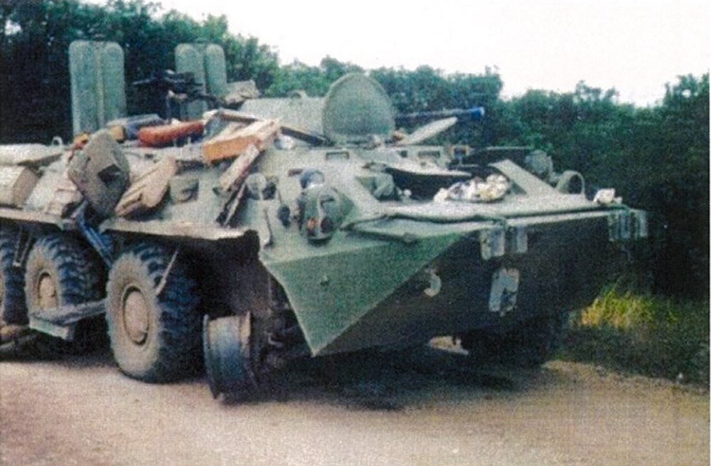 На знімку показаний БТР-80 після підриву на міні ТМ-62П. Вибух стався під правим переднім колесом. Повністю зруйнована гума колеса, пошкоджено колісний редуктор, підвіску колеса, полиця над колесом. Машина пішла з місця підриву самостійно (знімок зроблений в 10 км від місця підриву). Екіпаж отримав легкі і середні контузії, два солдати що знаходились зовні на броні загинули. Відновлення машини в ремонтній роті полку зайняло одну добу.