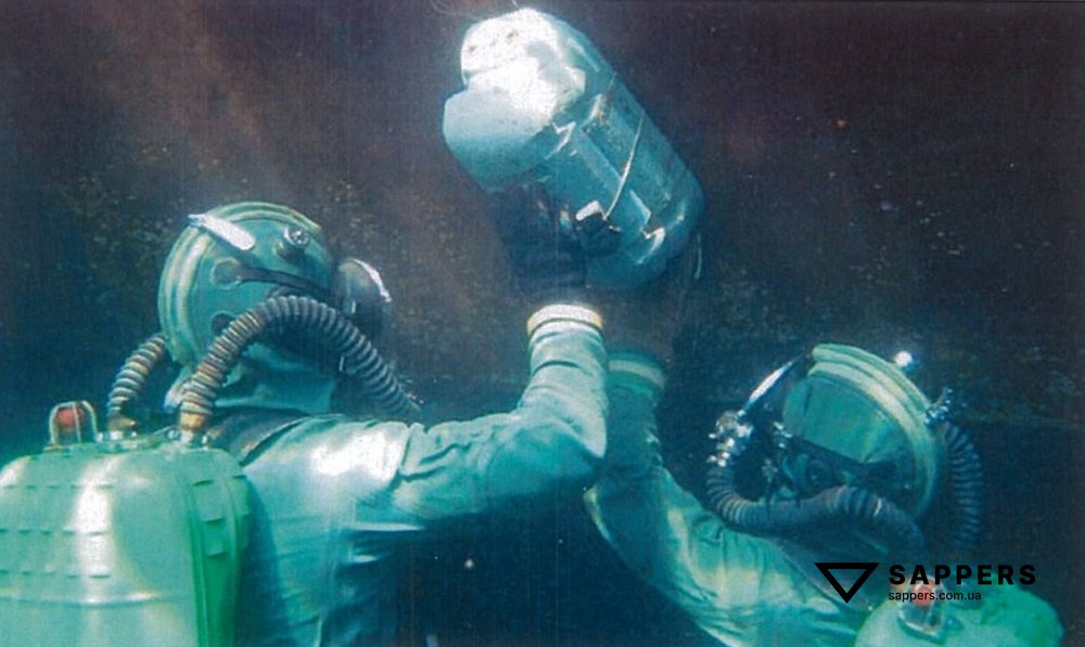 Встановлення міни УПМ підводними диверсантами