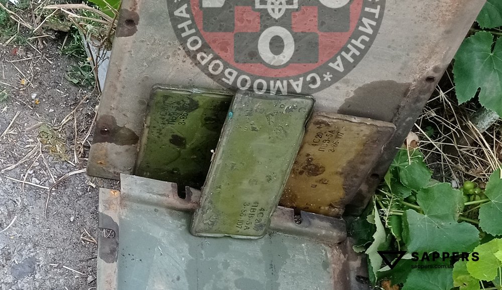 Пластини динамічного захисту 4С20 "Контакт 1" вироблені в Україні в 2023 році в яких використовується вибухова речовина ПВВ-5А