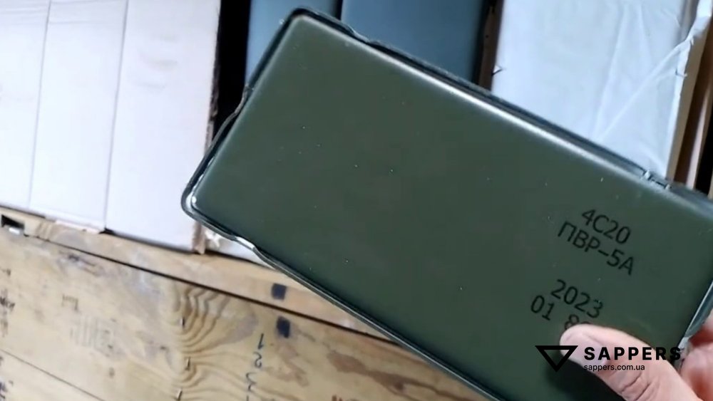 Динамічний захист "владімір" з підбитого російського танку Т-90 в якому використовується вибухова речовина ПВВ-5А, контент наданий бійцями УНСО.