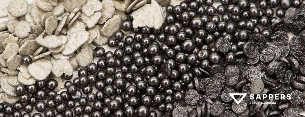 По центру бездимний порох в формі сфери, такий порох зазвичай дешевший тому що швидший в виготовленні, також легше дозується в порівнянні з іншими формами. Зліва бездимний порох дещо сплюснутої форми, має ті ж характеристики що й сферичної форми і є сплюснутою його версією, як правило є кращим у рушничних гільзах. Зправа бездимний порох у формі дисків, зазвичай використовується у пістолетних і рушничних набоях.