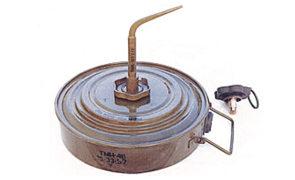 Зліва - міна ТМ-46 з детонатором МВШ-46, Справа - звичайний детонатор МВМ