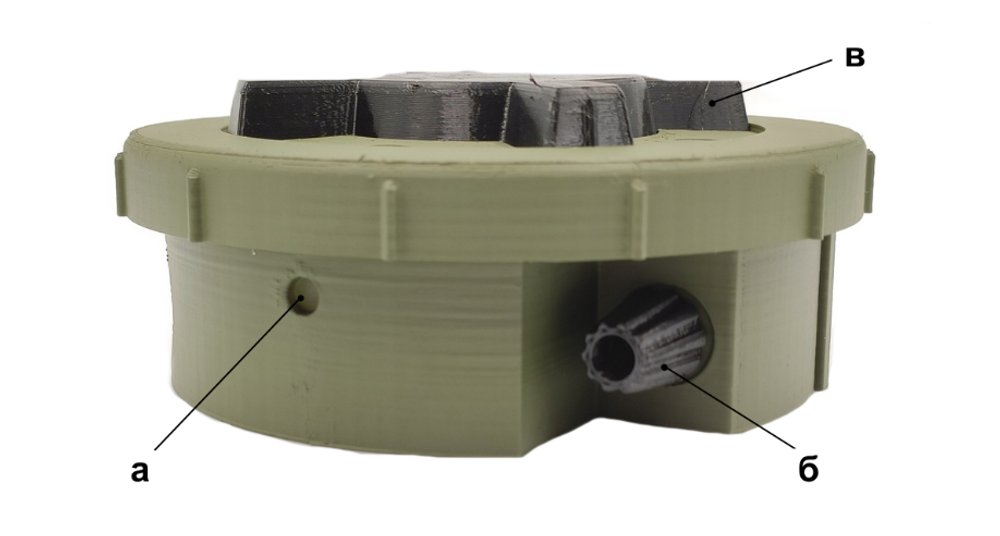 Макет міни ПМН-3: а - місце під світловий індикатор; б - перемикач часу самоліквідації міни; в - натискний датчик цілі; автор фото polimorph.