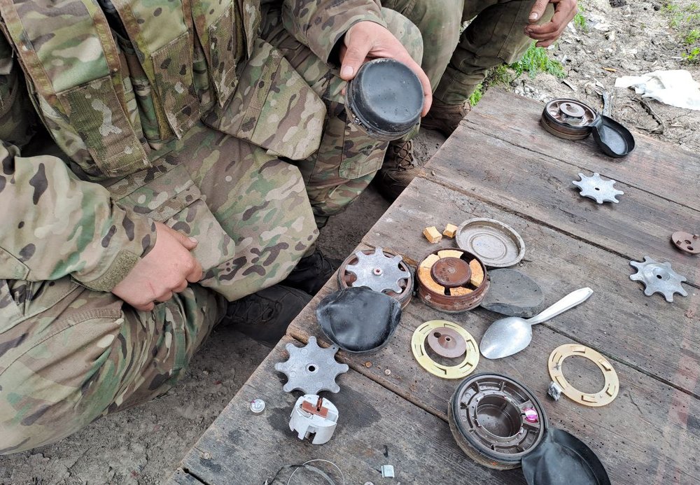 Розібрані міни ПМН-4.