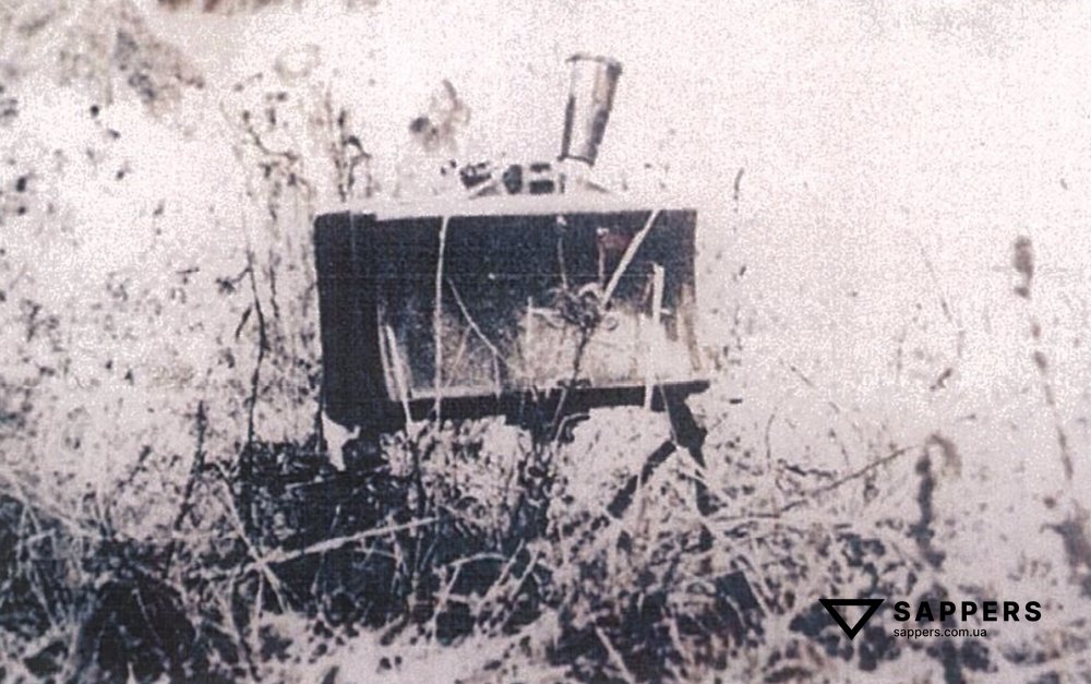 Міна МОН-50 з детонатором МВЕ-72, встановлена на ніжки на ґрунт
