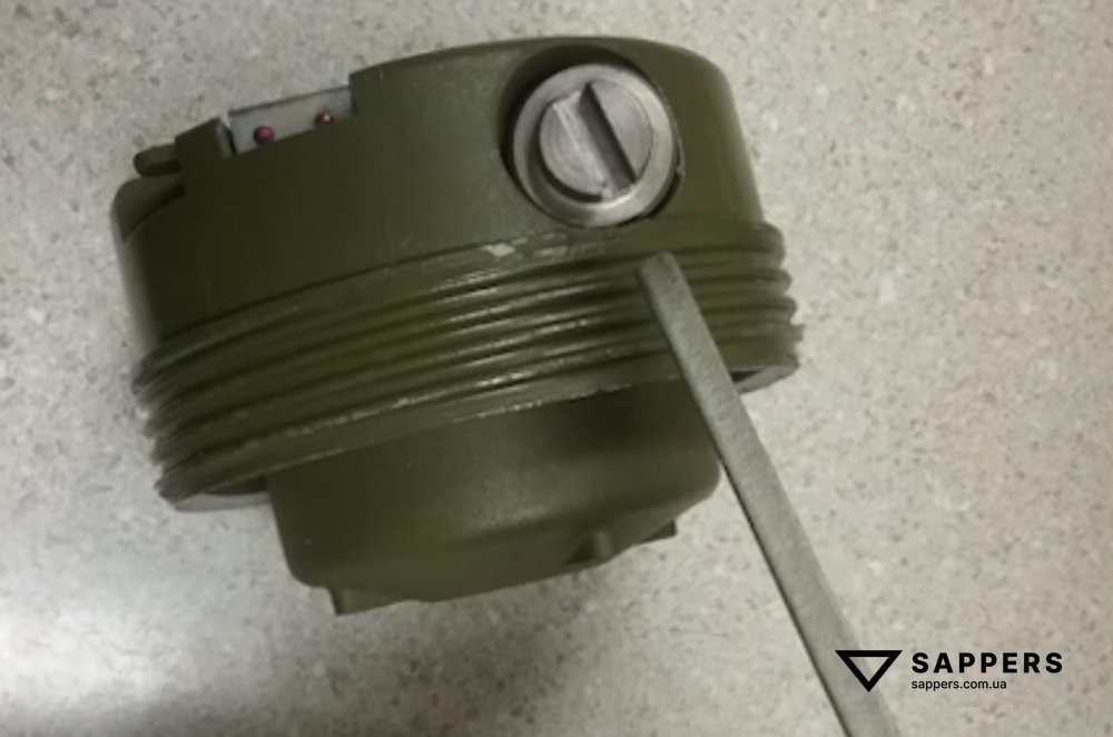 Навчальний макет підривника МВН-72, вид збоку