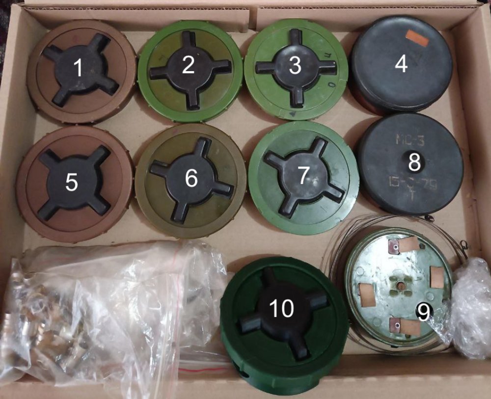 Варіанти забарвлення мін: 1,2,3,5,6,7 - макети ПМН-2; 4 - макет ПМН; 8 - макет МС-3; 9 - макет ПМН-2 без кришки та хрестовини; 10 - макет ПМН-3, автор фото IskanderNemo.