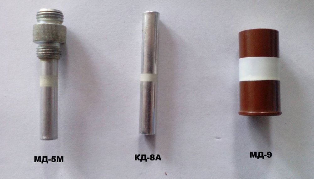 Посередині навчальний капсуль-детонатор № 8-А