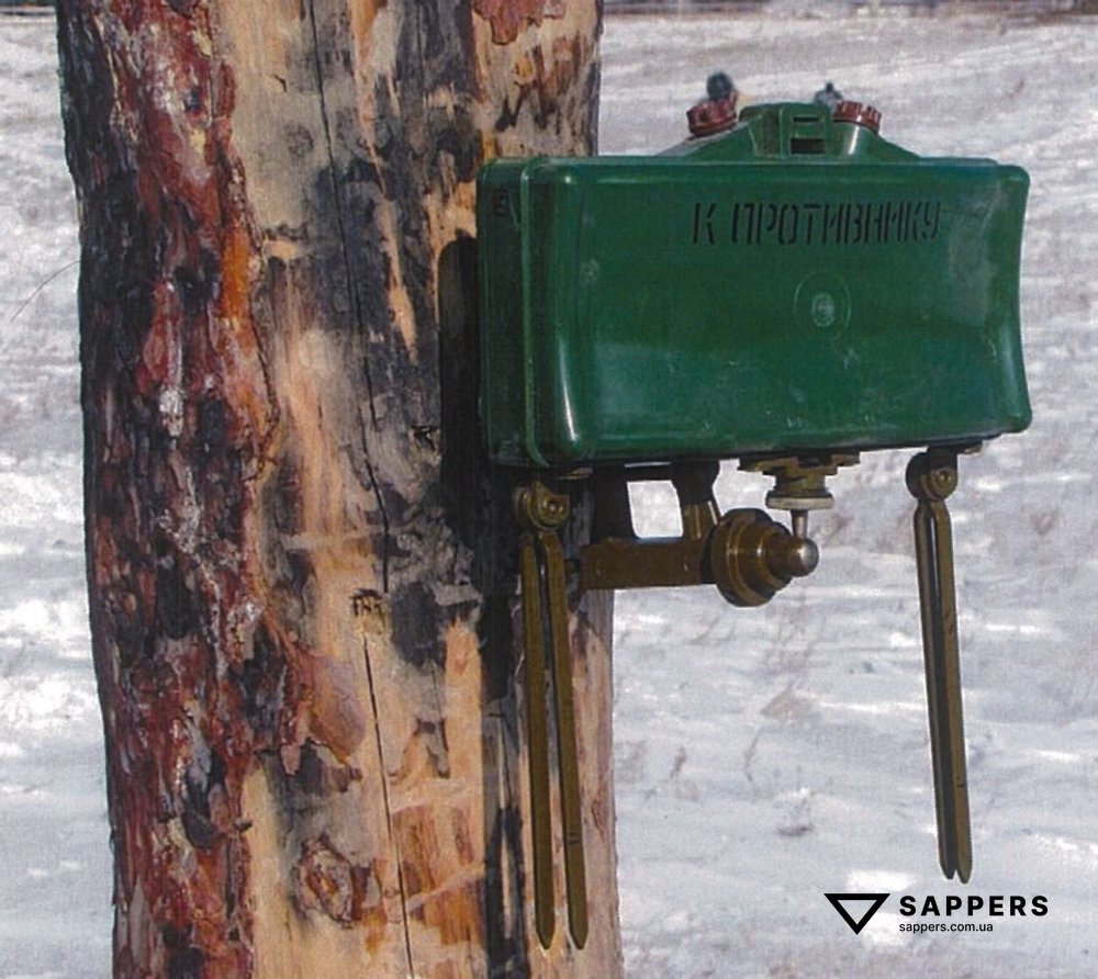 Кріплення міни МОН-50 до дерева за допомогою струбцини