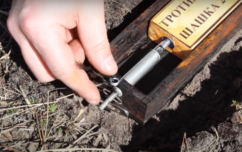 Використання чеки для встановлення міни ПМД-6, фото з youtube-каналу Kurt Oberst.