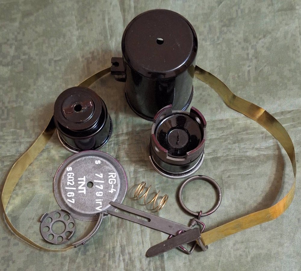 Частини гранати RG-4