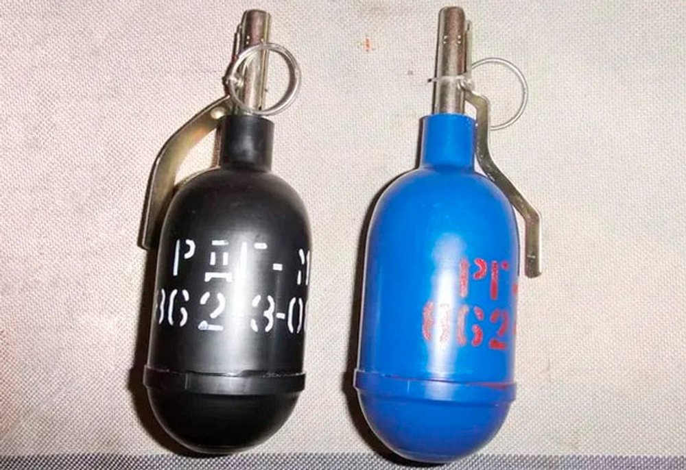 Ліворуч: РДГ-М. Праворуч: РГ-60А3 — аерозольна граната з газом подразнювальної дії