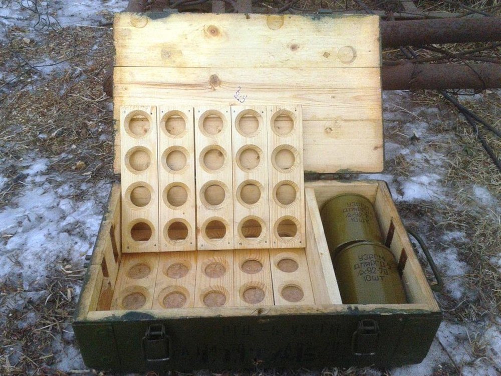 Arrangement of RGD-5 grenades and their fuzes in a factory wooden crate